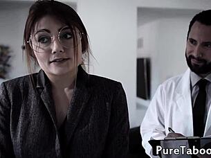 تم كسري من قبل الطبيب كفتاة نظارات 18+ في خيال المستشفى