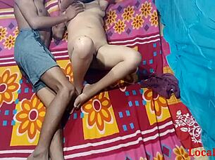 Bhabi v rožnati klöver kurtki dobi trdo indijsko jebanje