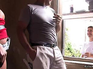 捷克金发美女在公共BDSM中被操