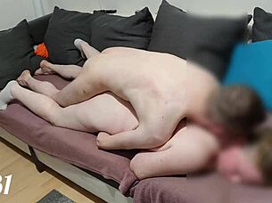 صديقتي تنكني على الأريكة وأقذف وأئن بصوت عالي