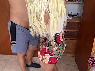 सेक्सुअल लैटिना बेब क्लब नाइट के बाद चूसती और चोदती है। उसका छोटा शरीर क्रीमपाई चाहता है।