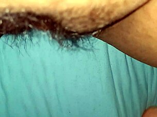 CHATTE POILUE avec GROS CLITO en gros plan