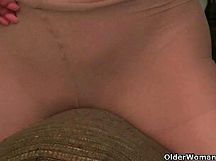 嘿，想看巨乳熟女Raquel在紧身裤袜里磨沙发吗？