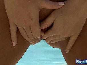 สาวร้อนเสียวสุดๆ เจาะหีด้วยของเล่นริมสระ