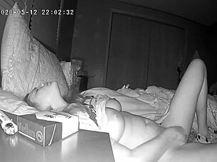 Срамежлива кучка хваната да си пръсти на скрита камера преди лягане. Стоновете й ехтят през нощта в този воайор клип.