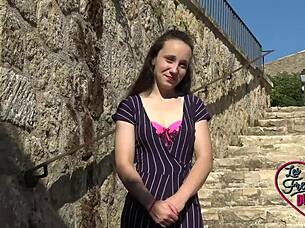 La jeune étudiante française Amandine cherche à se faire baiser en extérieur en salope sexy avec petites 18+ seins.