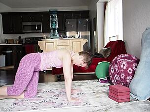 فتاة اليوغا تعطي درس استمناء