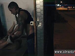 Velika guza mlada ekspertkinja za pušenje u vezivanju