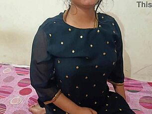 فتاة هندية تشعر بلذة شديدة مع أخ غير شقيق في وضع الكلب، جوارب عليها.