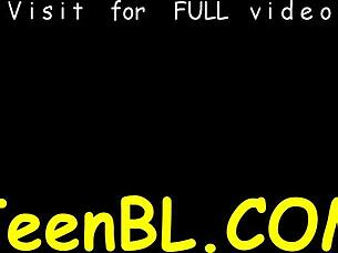 Urocza pełnoletnia dziewczyna 18+ chlepie na ogromnym kutasie gościa z zapałem