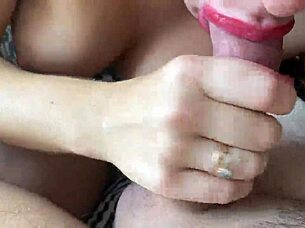 Diversión nocturna masturbando y chupando tres pollas hasta llenar boca de semen