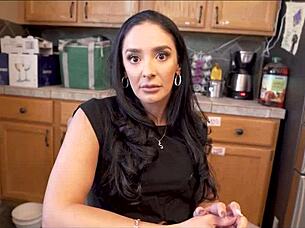 为爸爸暖身继母Sheena Ryder，哦不，我是说...