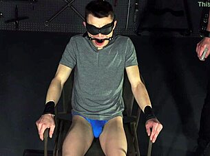 Twink Austin dominato in dungeon BDSM