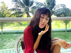 Sexy Girl Reveals Secrets To Flawless Makeup