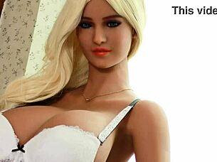 MILF Blonde dengan Payudara Besar Pakai Boneka Seks untuk Anal