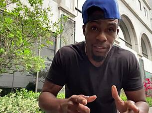 Nagy bika Rome Major nyalja és dugja a gömbölyű szépséget Kaden Kole-t nedves cowgirl pózban óriás farkával