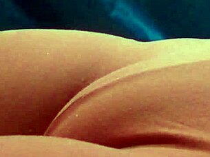 Млада мацка в тесни шорти показва камилтоу