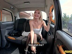 ว้าว! นักแสดงบลอนด์ขี่คนขับในแท็กซี่ปลอม!