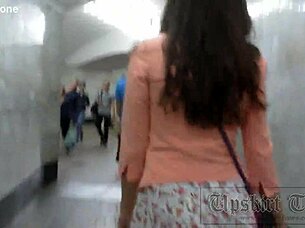 Skrivena kamera snima upskirt u leginsama i ribljim mrežama na metrou