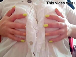 Млада мадама се съблича сама, чукат й циците в cowgirl