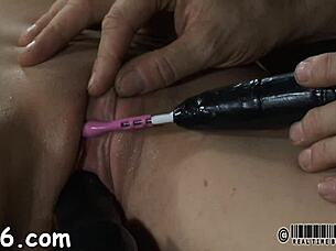 Gebundene Pornostar erträgt rauen Sadomasochismus mit enger Muschi-Spiel. Ich bin überwältigt von ihrer rohen Unterwerfung