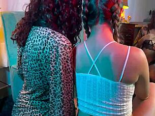 Învăț verișoarele blowjob dublu și deepthroat cu cum pe țâțe