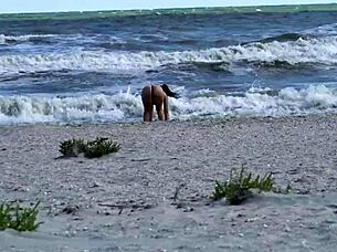 해변에서 공공연하게 섹스하는 사람들, 큰 가슴과 큰 자지