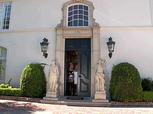 Ho Visto Questa Troia Brunetta con Tette Grandi Prendersi il Culo Sfondato da Stallone Mentre Dita e Lecca in Gruppo