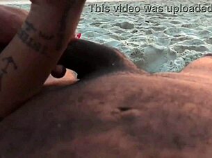 Couple casual exhibe sur la plage mais ça dérape.