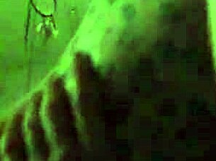 Retro modrý film s jazdením a tetovaniami v klasickom štýle