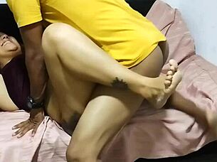 Tchán sleduje prdel nevlastní dcery a šuká ji vášnivě.