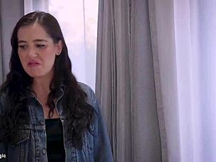 Babe laat stiefzus vriendje neuken