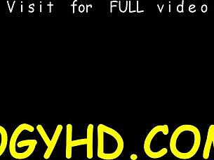 Очарователна млада 18+ мачка се чука здраво от по-възрастен мъж