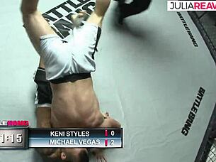 Schau, wie die schöne Ebony-Schlampe nach ihrem Käfigkampf-Sieg mit dem Monsterschwanz fickt