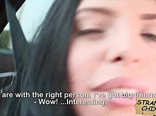 Horká mladá kurva Kira Queen bouchá venku pro jízdu