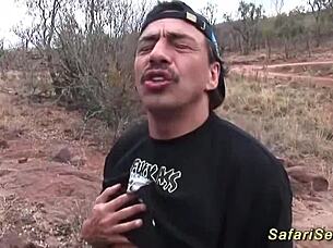 slanke afrikaanse babe voelt genot buiten met grote lul