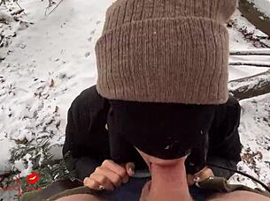 Asiatisk ho gir blow i snø - Luna suger BWC i offentlig park nesten blir tatt