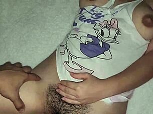 Søsterens hårete fitte knulles for første gang i rollespill