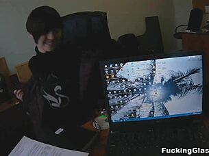 Diese Teen 18+ Studentin wichst für schnellen Cumshot-Deal