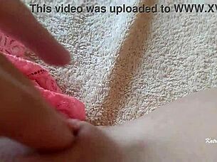 หีเปียกเต้นแรงขณะเย็ดตัวเองอย่างหนัก แบบใกล้ๆ