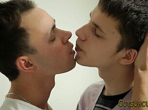 Épp most szopatta meg körülmetéletlen farkamat egy bareback twink!