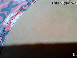 Mi hijastra pequeña 18+ me muestra su coño mientras vemos una película