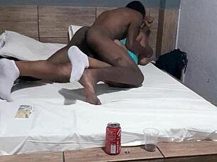 De kerel zag mijn kont in de regen en at hem helemaal op