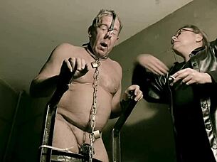 Dominatrix meesteres April gebruikt strap-on voor hersen- en anaal neuken