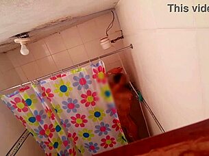 奥さんの友達を覗いてるの？