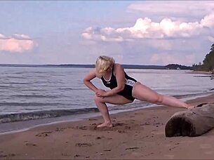 Blond amatör retar med stora tuttar i hemmagjort badrumsscen