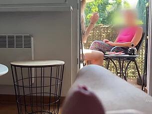 Kocam üvey annemin önünde balkonda mastürbasyon yapıyor ve boşalıyor