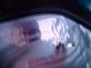 Vintage ridscen med stora tuttar böjd över utomhus