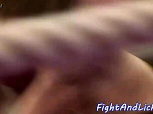 Ces lesbiennes aux gros seins luttent et plongent dans leurs chattes !