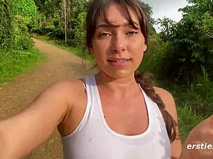 Erin шалит с мокрым удовольствием в публичной воде